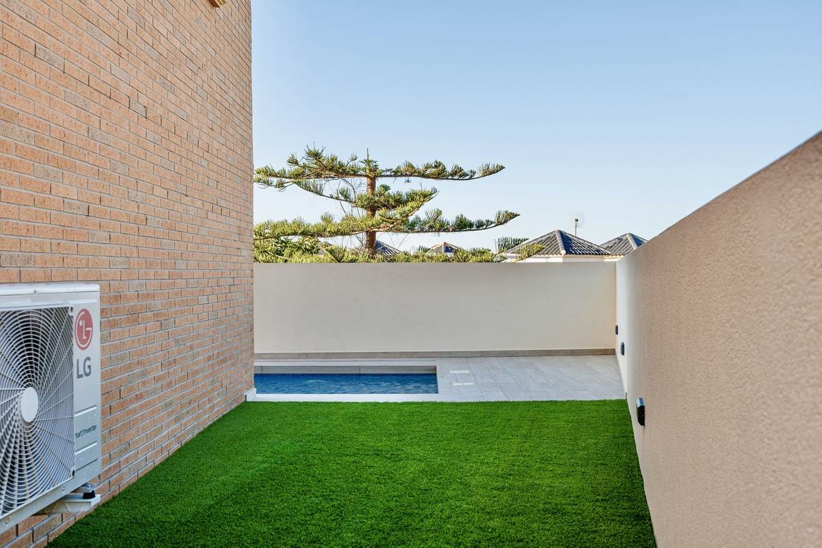 For sale - 4 Bedroom 3 Bathroom House - Detached Villa in Rojales - Rojales Centro  - Alicante