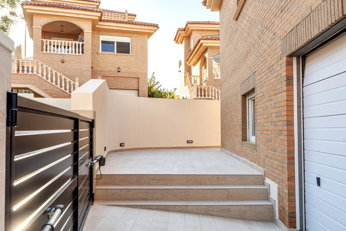 For sale - 4 Bedroom 3 Bathroom House - Detached Villa in Rojales - Rojales Centro  - Alicante