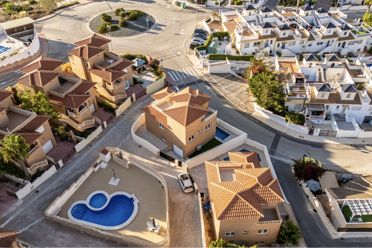 For sale - 4 Bedroom 3 Bathroom House - Detached Villa in Rojales - Rojales Centro  - Alicante