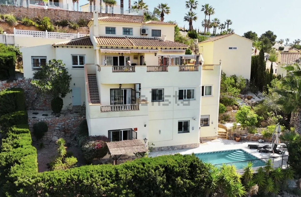 5 Bedroom 4 Bathroom House - Detached Villa in Orihuela