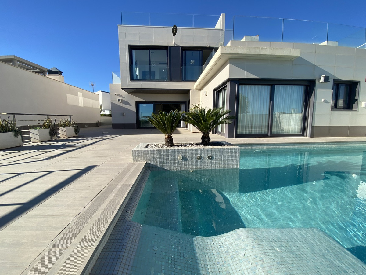 For sale - 5 Bedroom 4 Bathroom House - Detached Villa in Orihuela - Dehesa de Campoamor  - Alicante