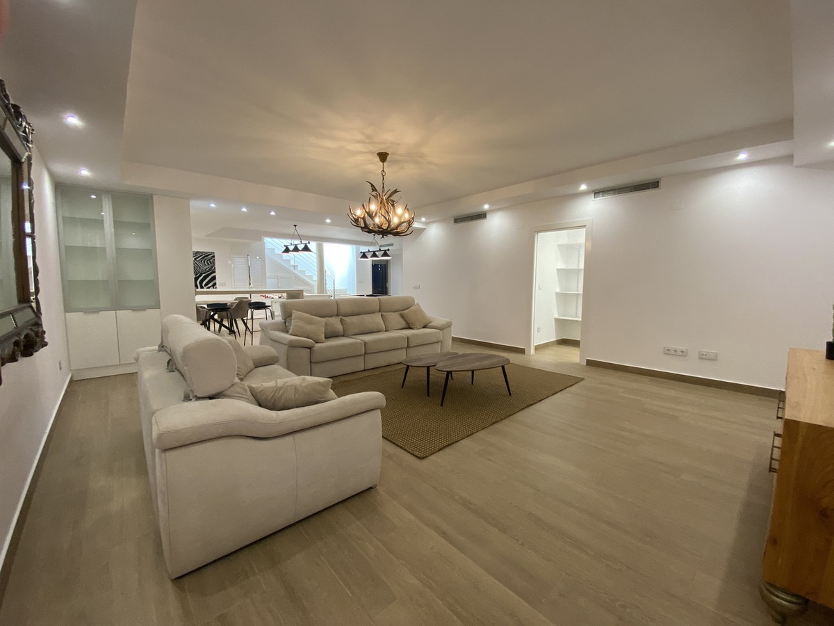 For sale - 5 Bedroom 4 Bathroom House - Detached Villa in Orihuela - Dehesa de Campoamor  - Alicante