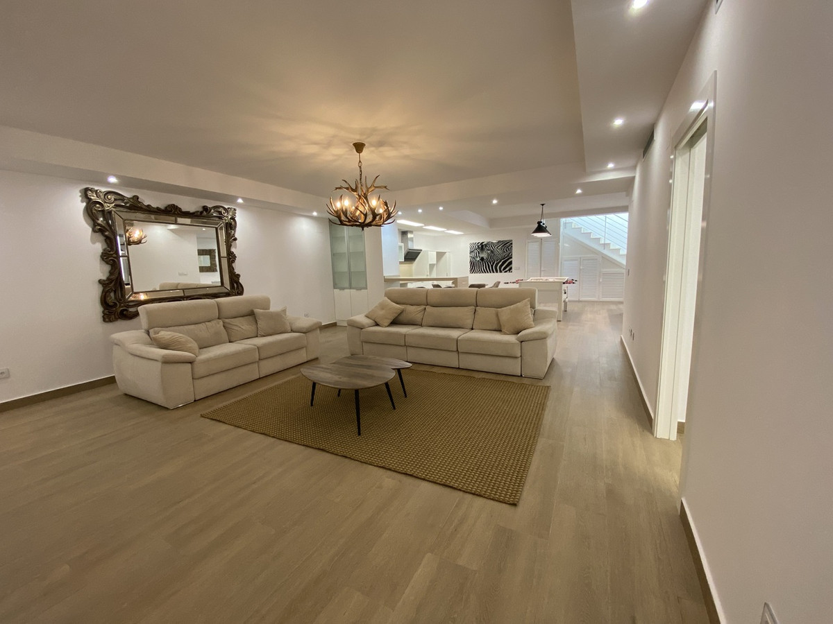 For sale - 5 Bedroom 4 Bathroom House - Detached Villa in Orihuela - Dehesa de Campoamor  - Alicante