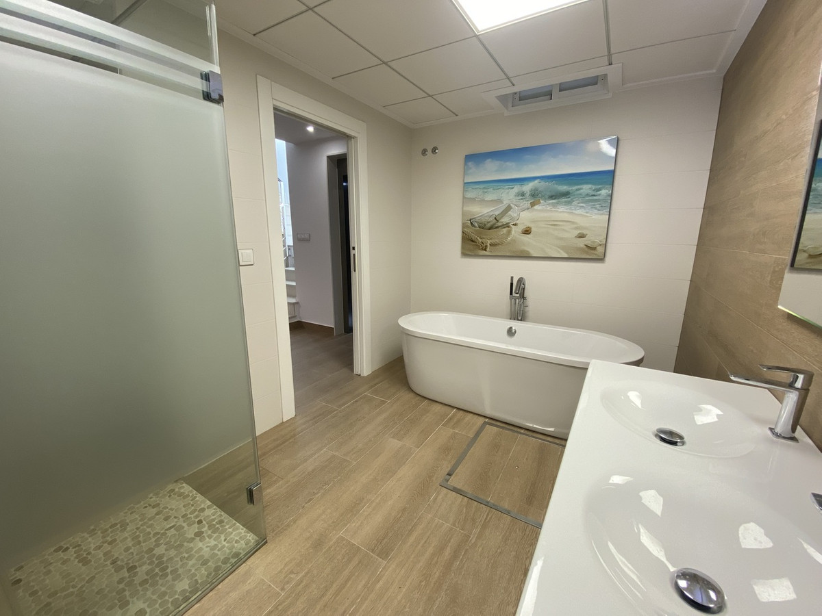 For sale - 5 Bedroom 4 Bathroom House - Detached Villa in Orihuela - Dehesa de Campoamor  - Alicante