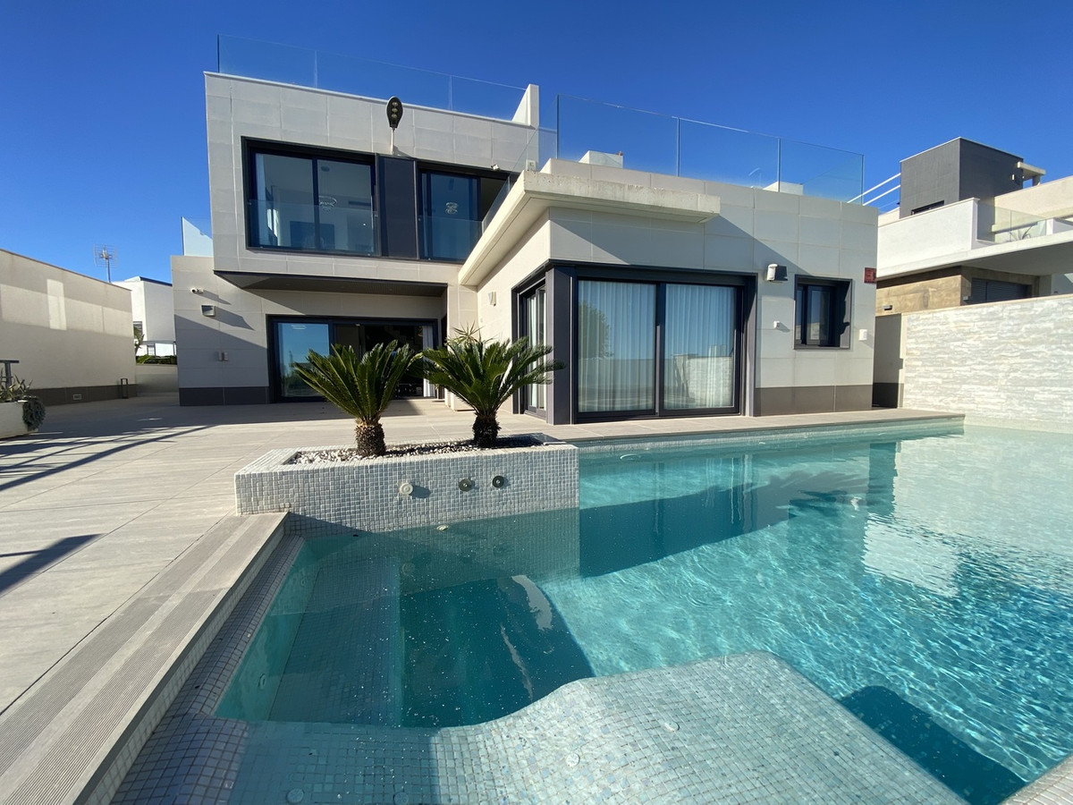 For sale - 5 Bedroom 4 Bathroom House - Detached Villa in Orihuela - Dehesa de Campoamor  - Alicante