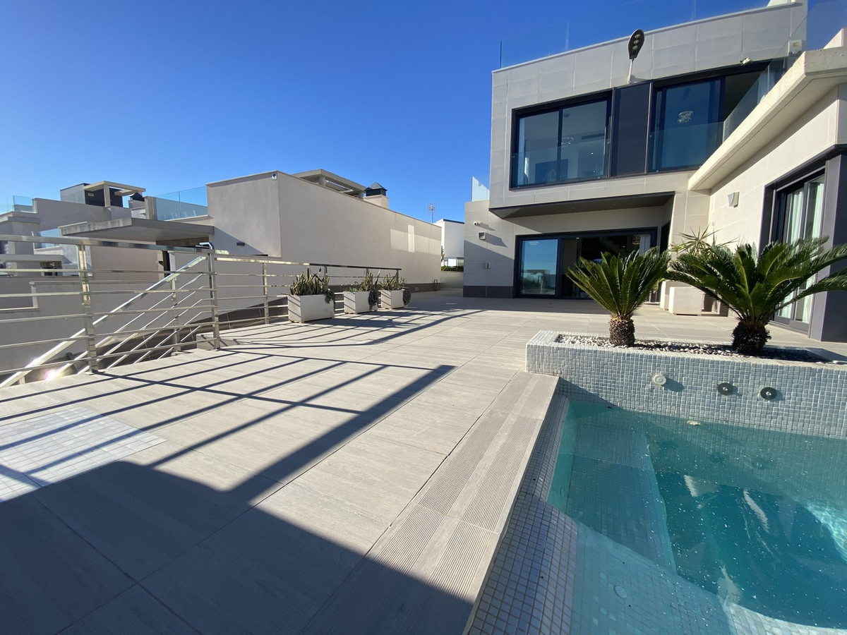For sale - 5 Bedroom 4 Bathroom House - Detached Villa in Orihuela - Dehesa de Campoamor  - Alicante
