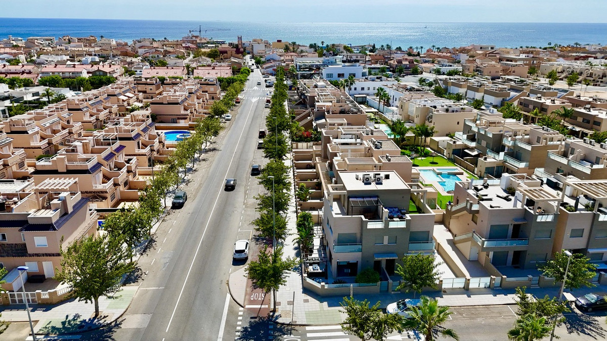 For sale - 4 Bedroom 4 Bathroom House - Detached Villa in Pilar de la Horadada - Torre de la Horadada  - Alicante