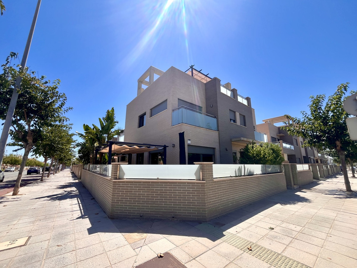 For sale - 4 Bedroom 4 Bathroom House - Detached Villa in Pilar de la Horadada - Torre de la Horadada  - Alicante