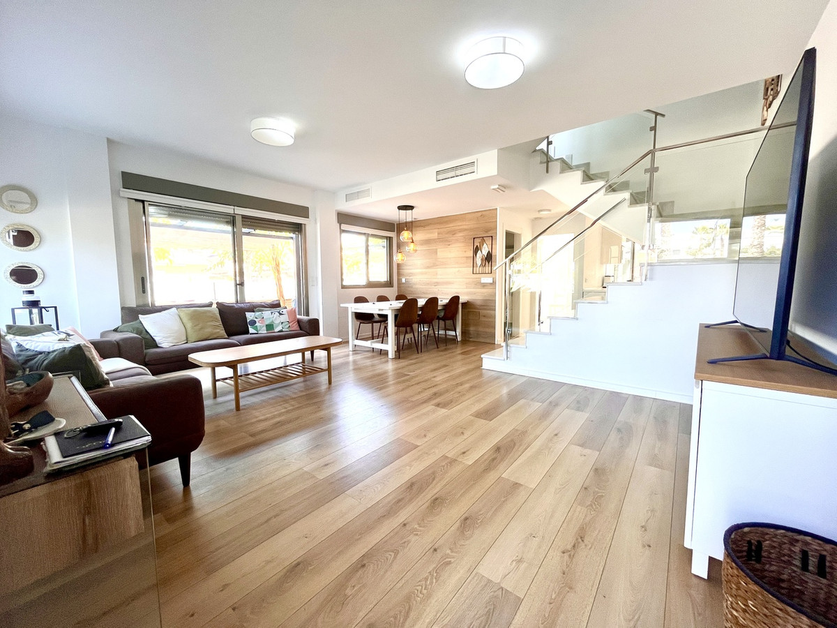 For sale - 4 Bedroom 4 Bathroom House - Detached Villa in Pilar de la Horadada - Torre de la Horadada  - Alicante