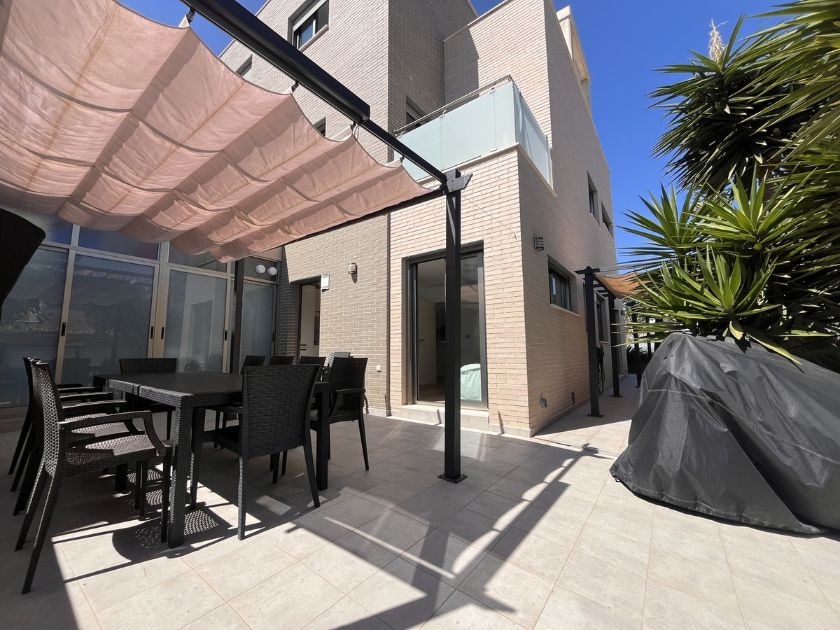 For sale - 4 Bedroom 4 Bathroom House - Detached Villa in Pilar de la Horadada - Torre de la Horadada  - Alicante