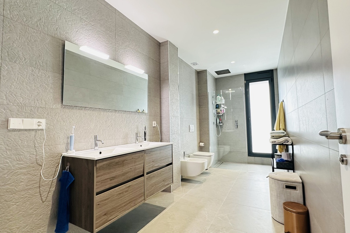 For sale - 6 Bedroom 4 Bathroom House - Detached Villa in Orihuela - Las Colinas Golf  - Alicante