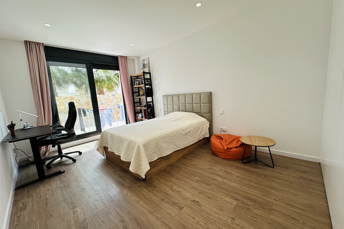 For sale - 6 Bedroom 4 Bathroom House - Detached Villa in Orihuela - Las Colinas Golf  - Alicante