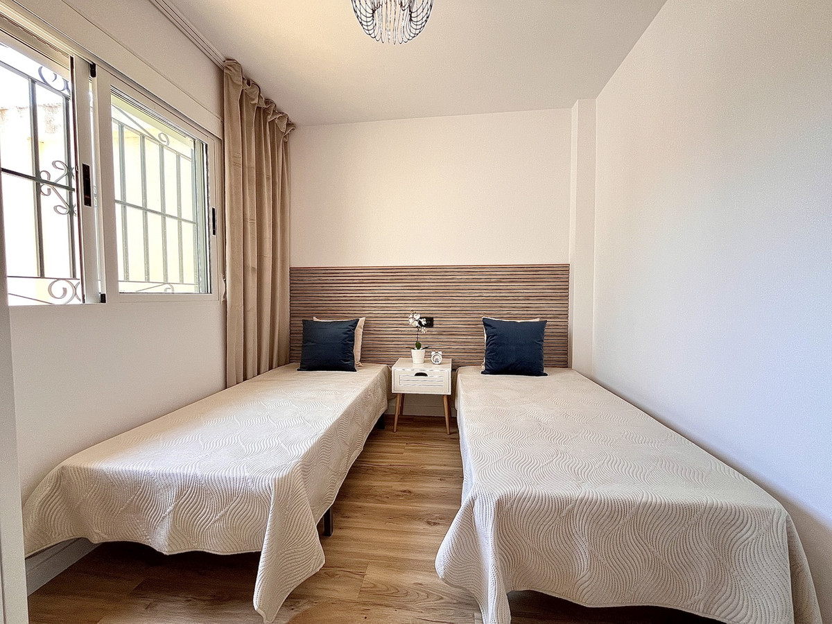 For sale - 3 Bedroom 2 Bathroom House - Townhouse in Playa Flamenca - Playa Flamenca  - Alicante