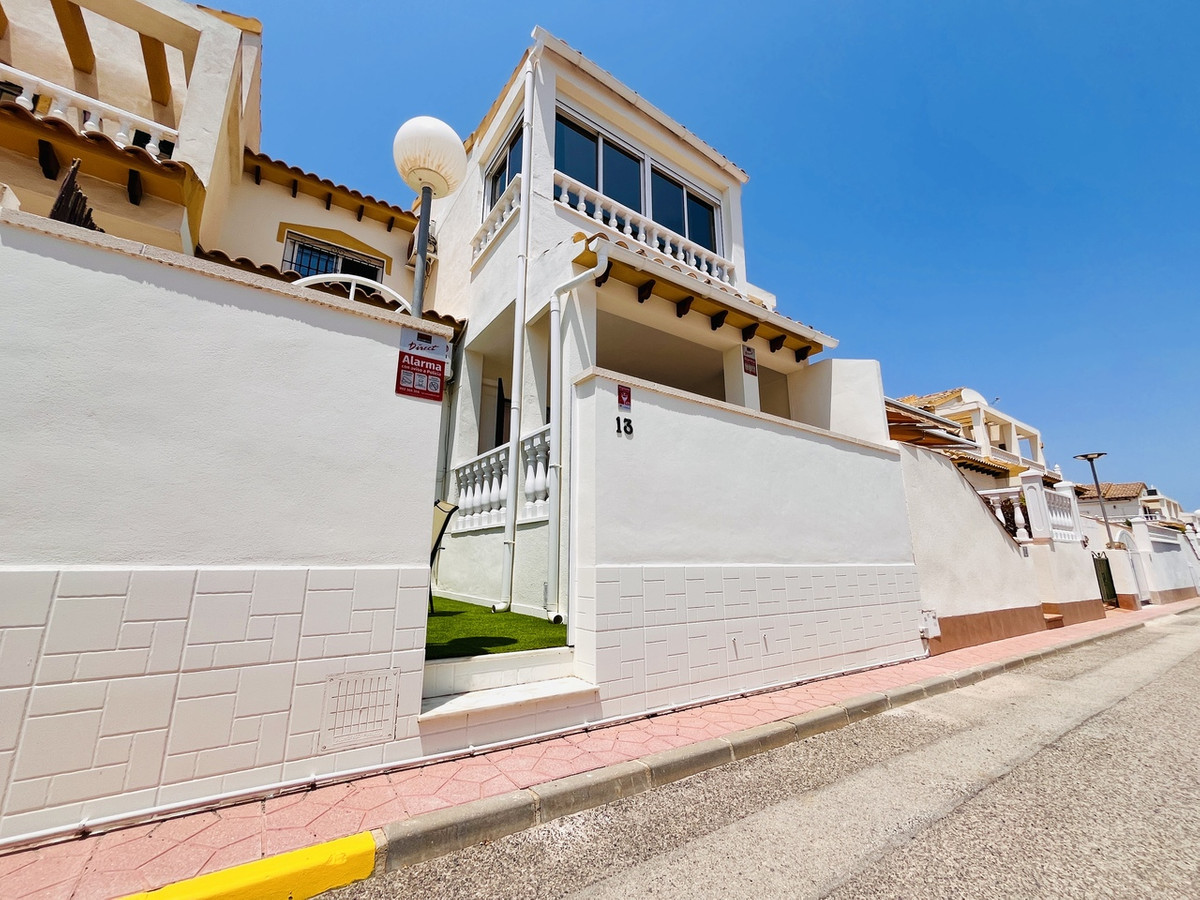 For sale - 3 Bedroom 2 Bathroom House - Townhouse in Playa Flamenca - Playa Flamenca  - Alicante