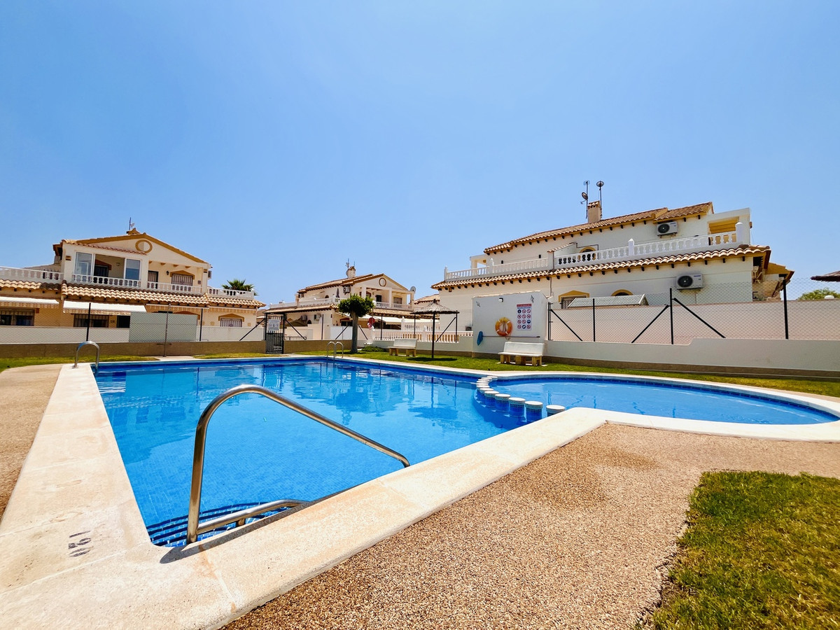 For sale - 3 Bedroom 2 Bathroom House - Townhouse in Playa Flamenca - Playa Flamenca  - Alicante