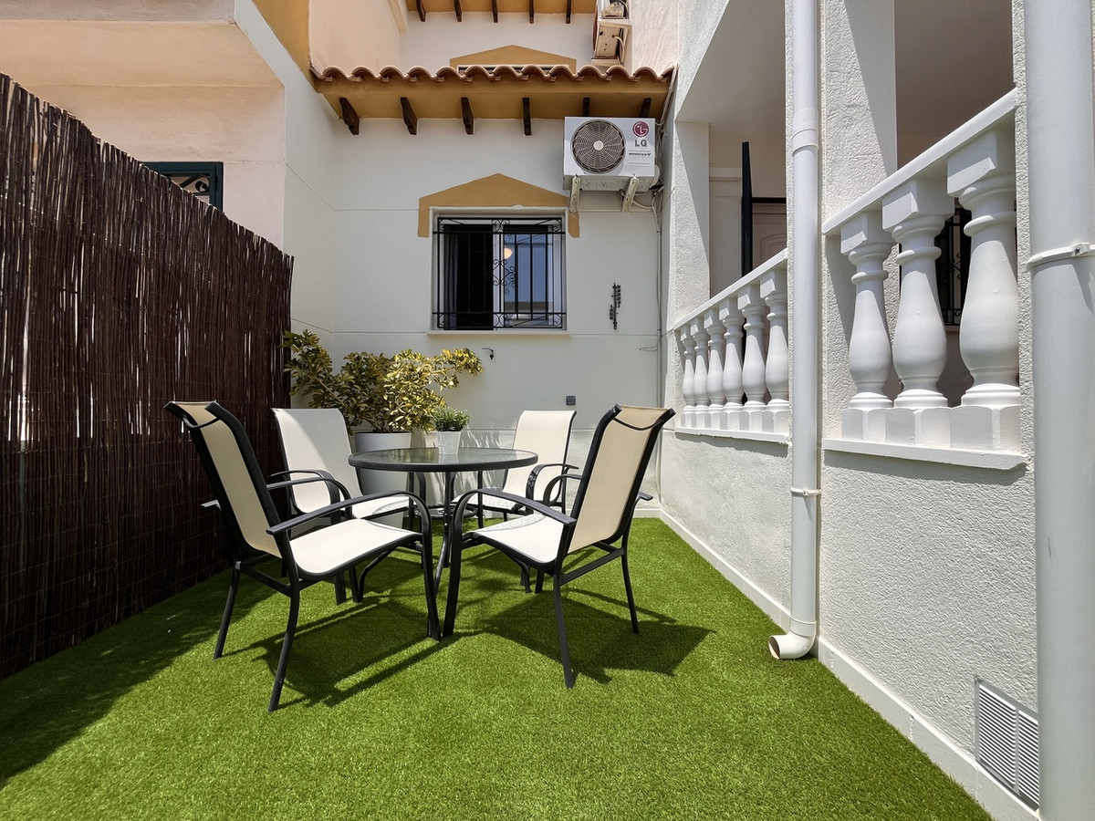 For sale - 3 Bedroom 2 Bathroom House - Townhouse in Playa Flamenca - Playa Flamenca  - Alicante