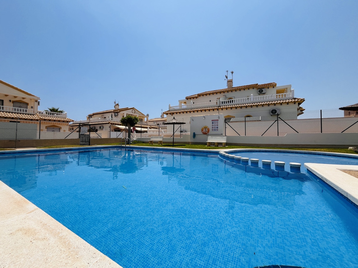 For sale - 3 Bedroom 2 Bathroom House - Townhouse in Playa Flamenca - Playa Flamenca  - Alicante