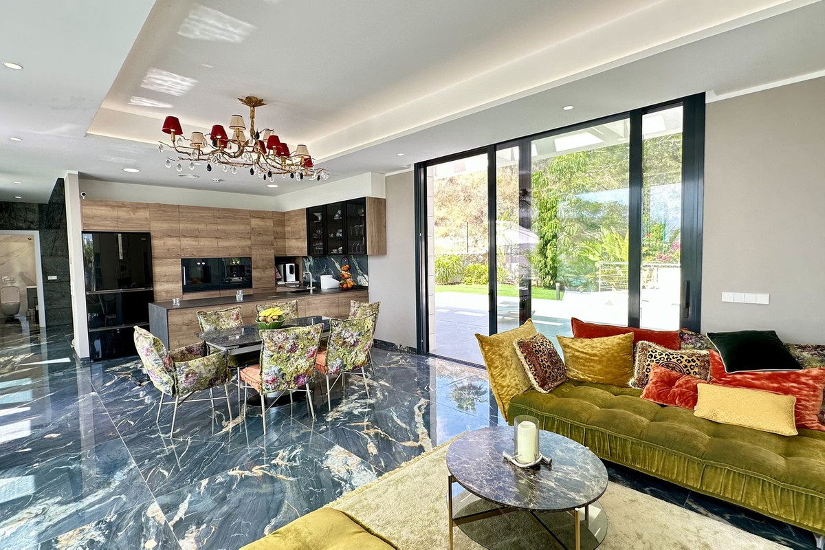 For sale - 6 Bedroom 4 Bathroom House - Detached Villa in Orihuela - Las Colinas Golf  - Alicante