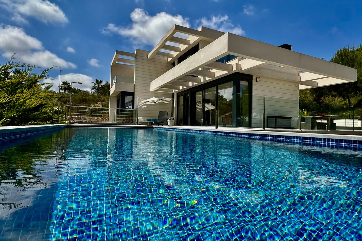 For sale - 6 Bedroom 4 Bathroom House - Detached Villa in Orihuela - Las Colinas Golf  - Alicante