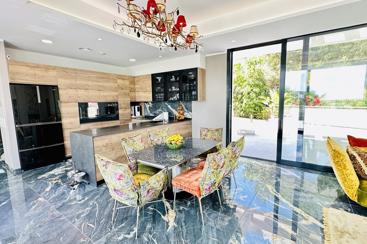 For sale - 6 Bedroom 4 Bathroom House - Detached Villa in Orihuela - Las Colinas Golf  - Alicante