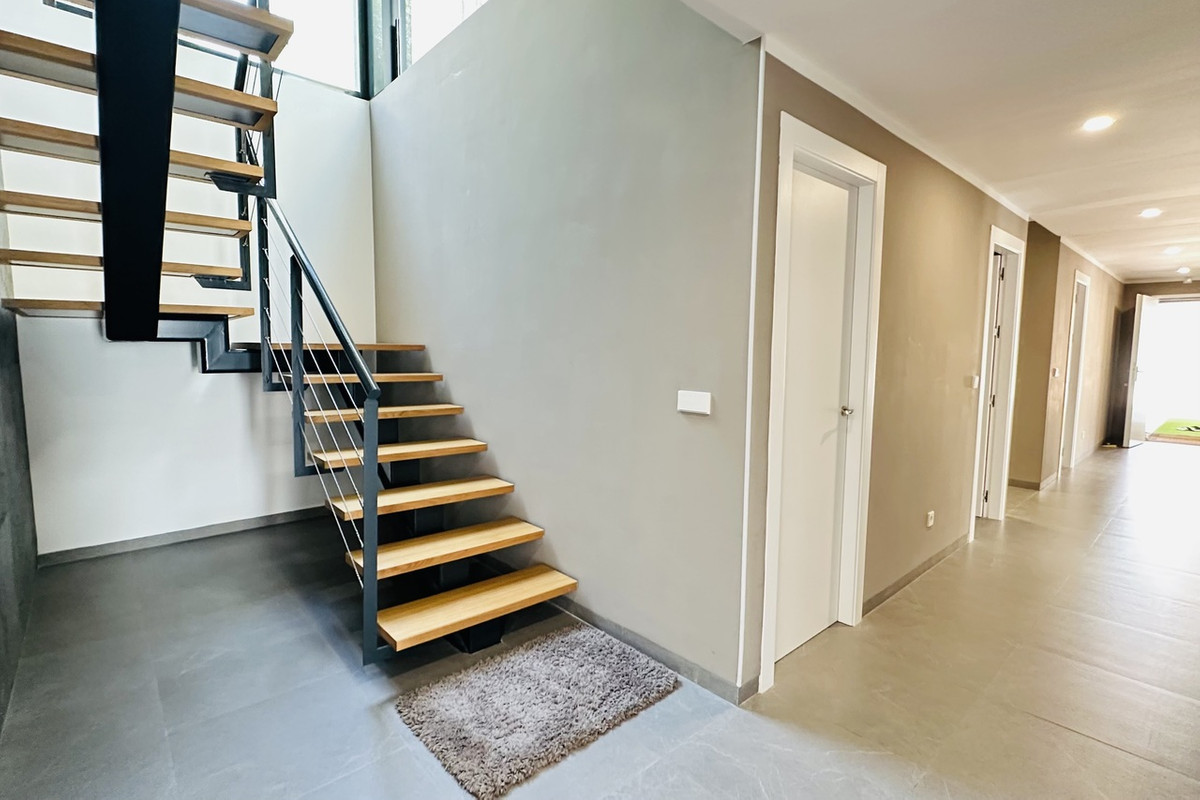 For sale - 6 Bedroom 4 Bathroom House - Detached Villa in Orihuela - Las Colinas Golf  - Alicante