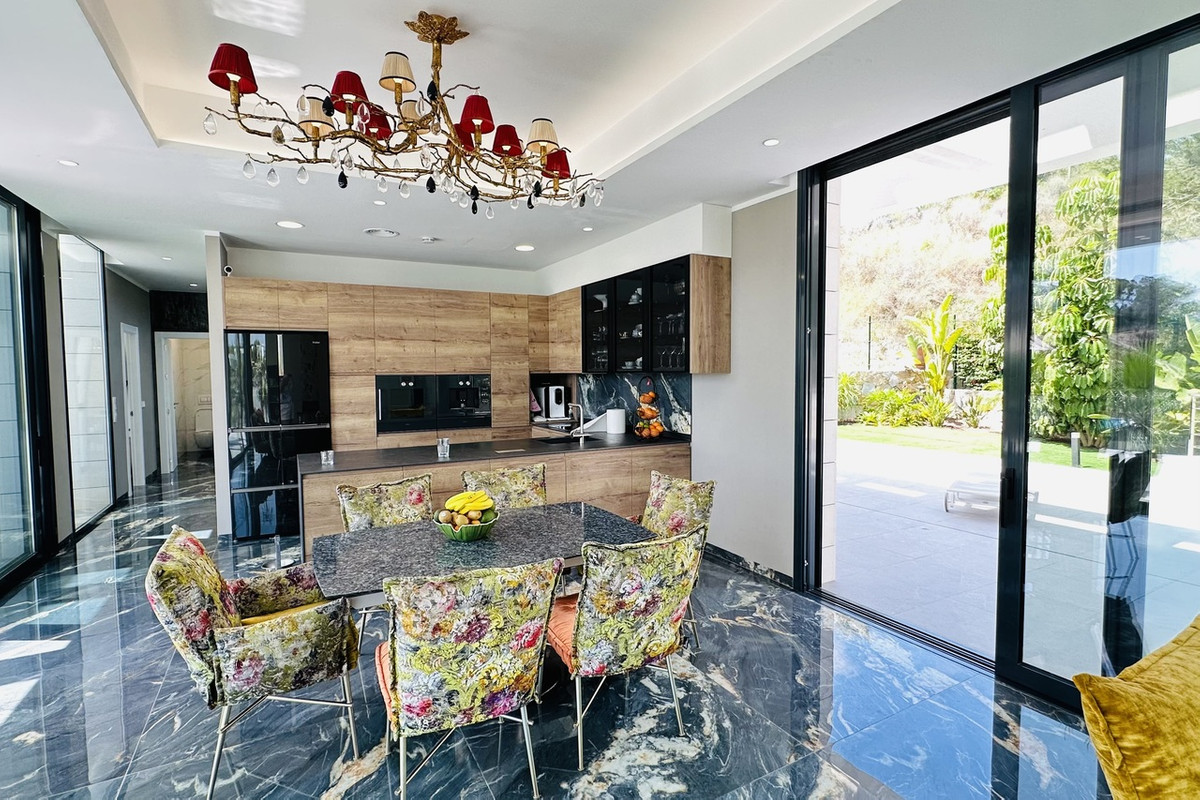 For sale - 6 Bedroom 4 Bathroom House - Detached Villa in Orihuela - Las Colinas Golf  - Alicante