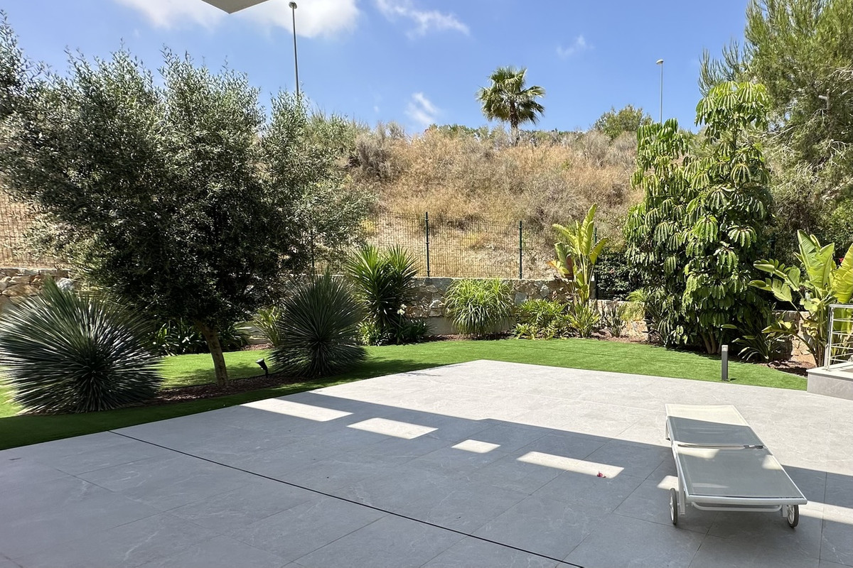 For sale - 6 Bedroom 4 Bathroom House - Detached Villa in Orihuela - Las Colinas Golf  - Alicante