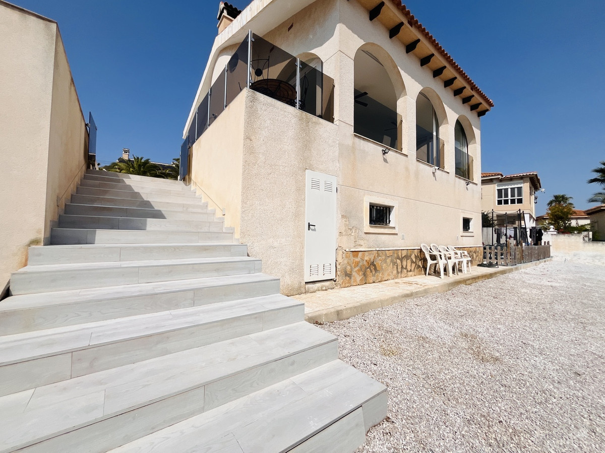 For sale - 5 Bedroom 3 Bathroom House - Detached Villa in San Miguel de Salinas - San Miguel de Salinas Centro  - Alicante