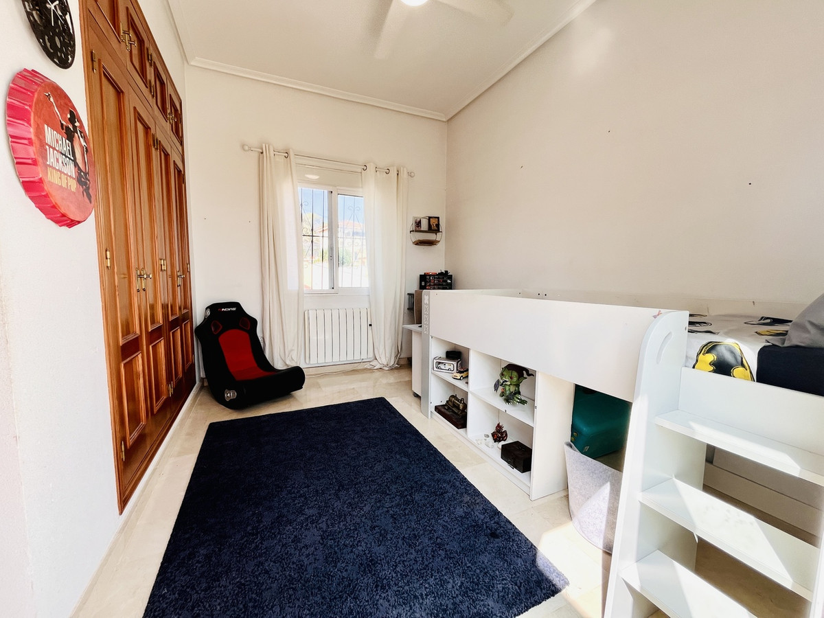 For sale - 5 Bedroom 3 Bathroom House - Detached Villa in San Miguel de Salinas - San Miguel de Salinas Centro  - Alicante