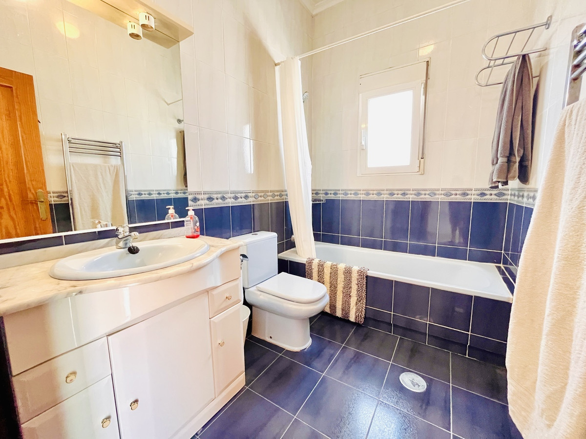 For sale - 5 Bedroom 3 Bathroom House - Detached Villa in San Miguel de Salinas - San Miguel de Salinas Centro  - Alicante