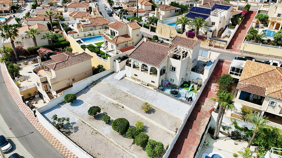 For sale - 5 Bedroom 3 Bathroom House - Detached Villa in San Miguel de Salinas - San Miguel de Salinas Centro  - Alicante