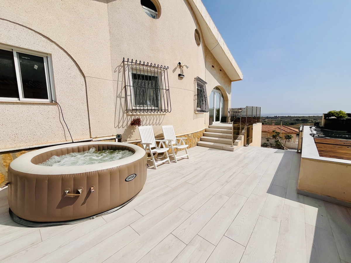 For sale - 5 Bedroom 3 Bathroom House - Detached Villa in San Miguel de Salinas - San Miguel de Salinas Centro  - Alicante