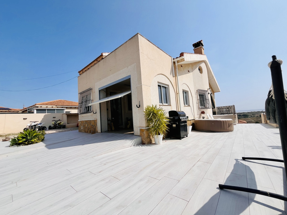 For sale - 5 Bedroom 3 Bathroom House - Detached Villa in San Miguel de Salinas - San Miguel de Salinas Centro  - Alicante