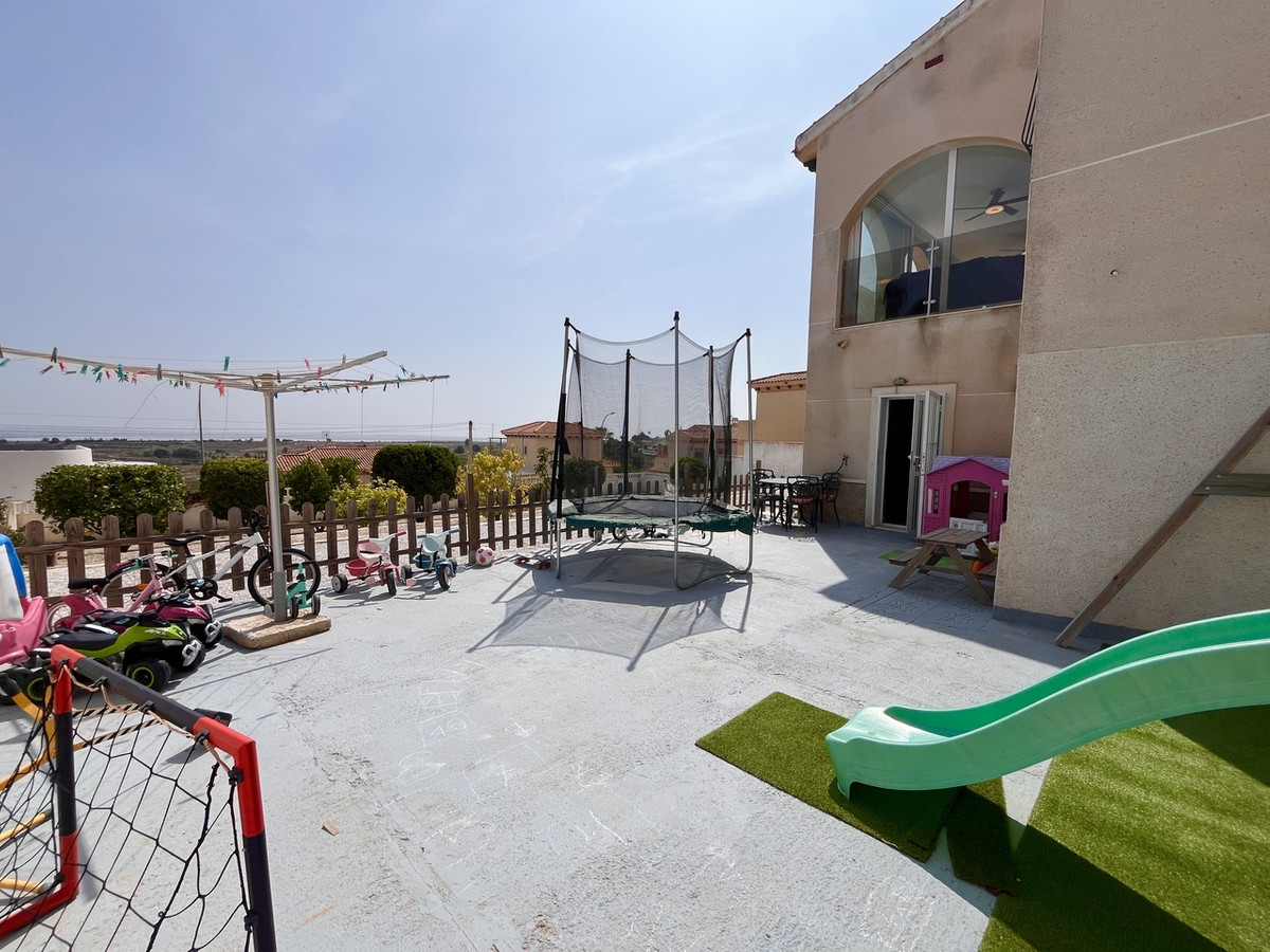 For sale - 5 Bedroom 3 Bathroom House - Detached Villa in San Miguel de Salinas - San Miguel de Salinas Centro  - Alicante