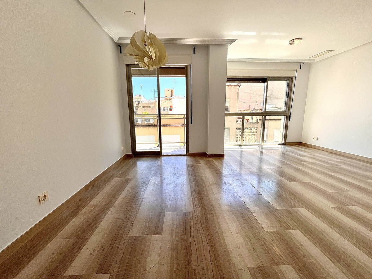 For sale - 4 Bedroom 2 Bathroom Apartment - Middle Floor Apartment in Santa Pola - Santa Pola Centro  - Alicante