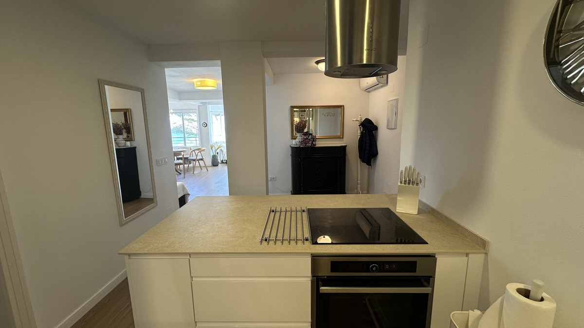 For sale - 3 Bedroom 2 Bathroom Apartment - Middle Floor Apartment in Torrevieja - Torrevieja Centro  - Alicante