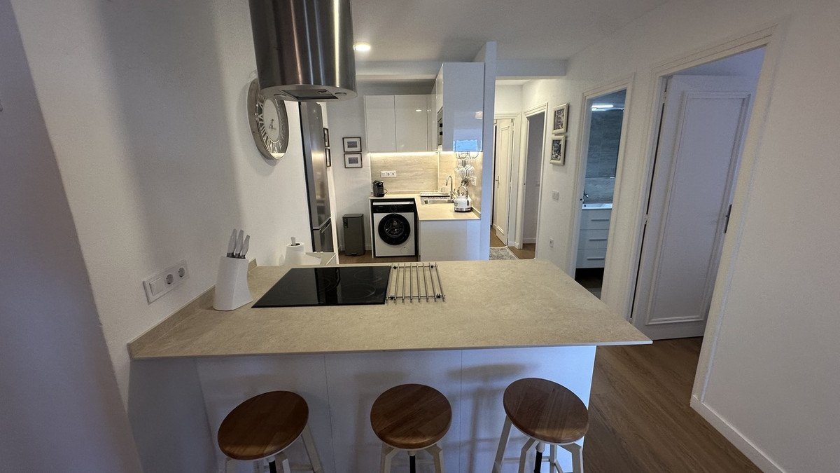 For sale - 3 Bedroom 2 Bathroom Apartment - Middle Floor Apartment in Torrevieja - Torrevieja Centro  - Alicante