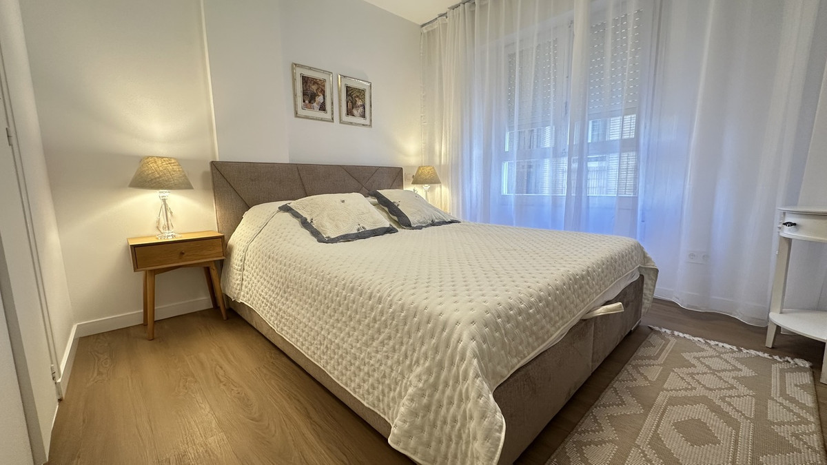 For sale - 3 Bedroom 2 Bathroom Apartment - Middle Floor Apartment in Torrevieja - Torrevieja Centro  - Alicante