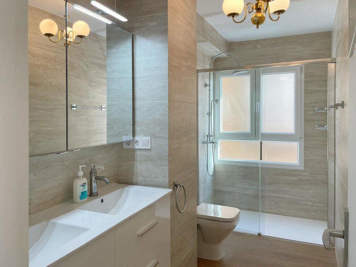 For sale - 3 Bedroom 2 Bathroom Apartment - Middle Floor Apartment in Torrevieja - Torrevieja Centro  - Alicante