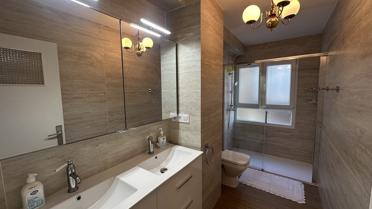 For sale - 3 Bedroom 2 Bathroom Apartment - Middle Floor Apartment in Torrevieja - Torrevieja Centro  - Alicante