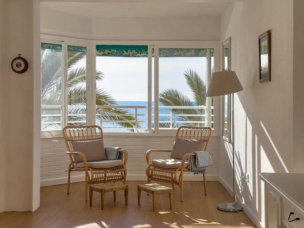 For sale - 3 Bedroom 2 Bathroom Apartment - Middle Floor Apartment in Torrevieja - Torrevieja Centro  - Alicante