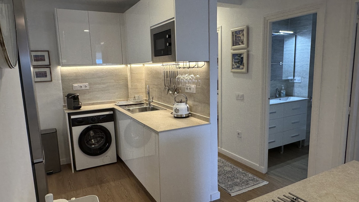 For sale - 3 Bedroom 2 Bathroom Apartment - Middle Floor Apartment in Torrevieja - Torrevieja Centro  - Alicante