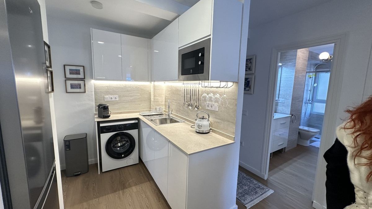 For sale - 3 Bedroom 2 Bathroom Apartment - Middle Floor Apartment in Torrevieja - Torrevieja Centro  - Alicante