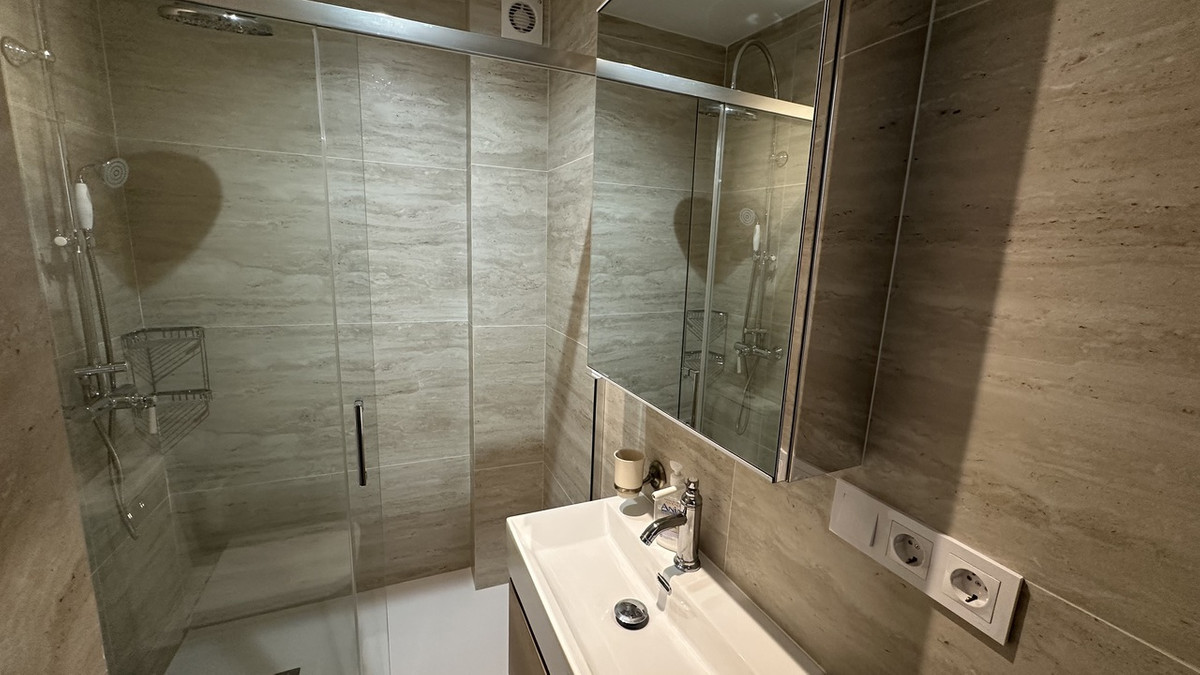 For sale - 3 Bedroom 2 Bathroom Apartment - Middle Floor Apartment in Torrevieja - Torrevieja Centro  - Alicante