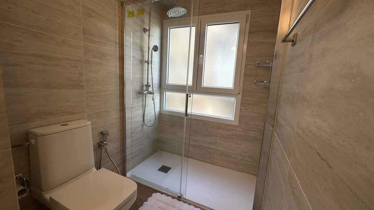 For sale - 3 Bedroom 2 Bathroom Apartment - Middle Floor Apartment in Torrevieja - Torrevieja Centro  - Alicante
