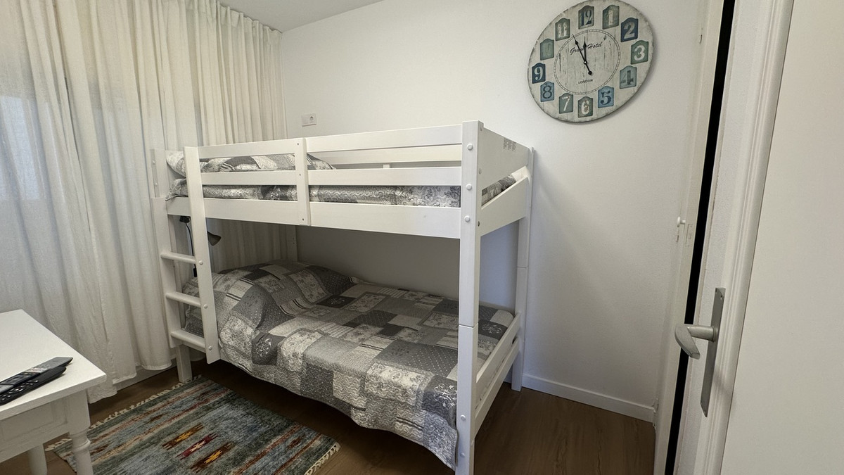 For sale - 3 Bedroom 2 Bathroom Apartment - Middle Floor Apartment in Torrevieja - Torrevieja Centro  - Alicante