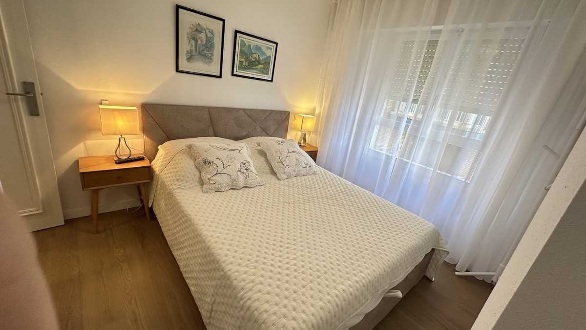 For sale - 3 Bedroom 2 Bathroom Apartment - Middle Floor Apartment in Torrevieja - Torrevieja Centro  - Alicante