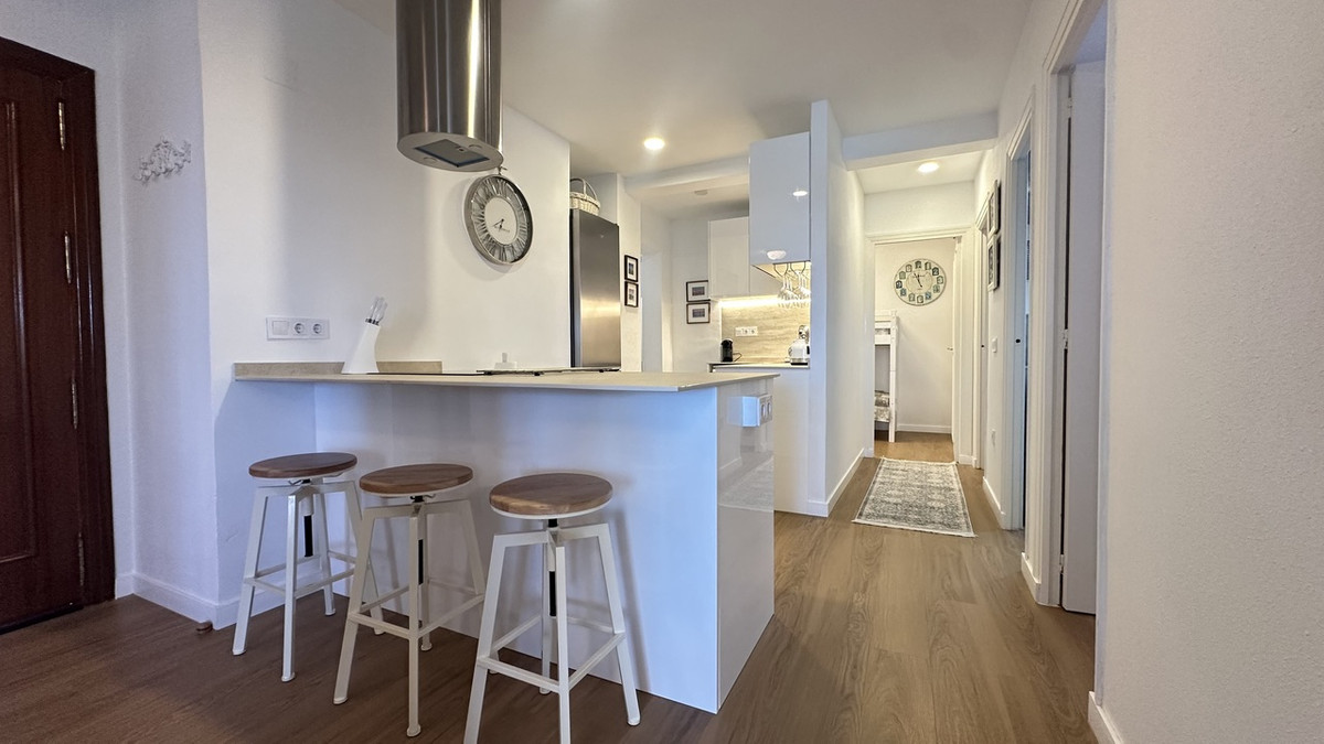 For sale - 3 Bedroom 2 Bathroom Apartment - Middle Floor Apartment in Torrevieja - Torrevieja Centro  - Alicante