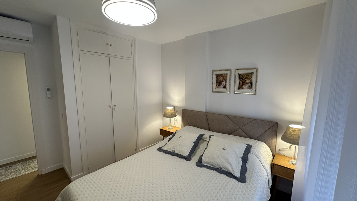 For sale - 3 Bedroom 2 Bathroom Apartment - Middle Floor Apartment in Torrevieja - Torrevieja Centro  - Alicante