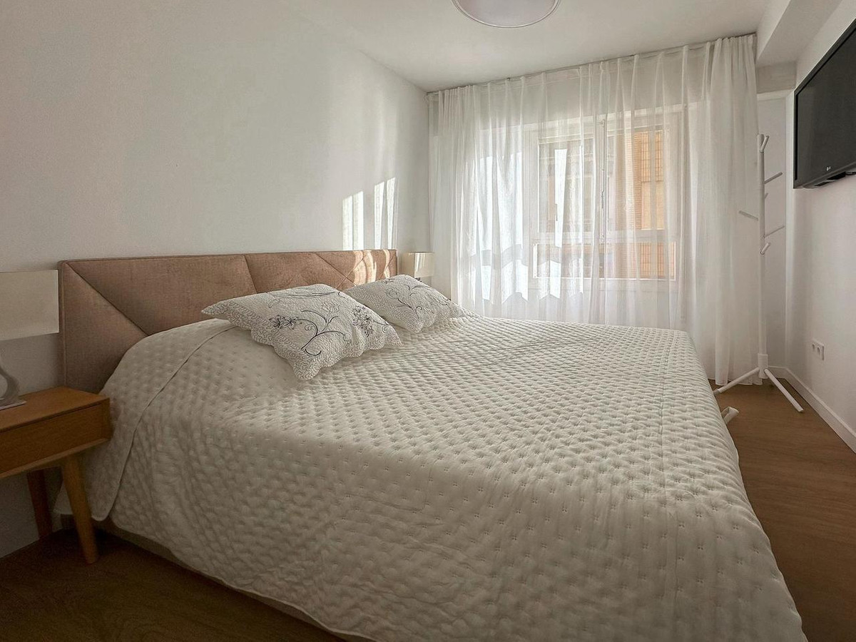 For sale - 3 Bedroom 2 Bathroom Apartment - Middle Floor Apartment in Torrevieja - Torrevieja Centro  - Alicante